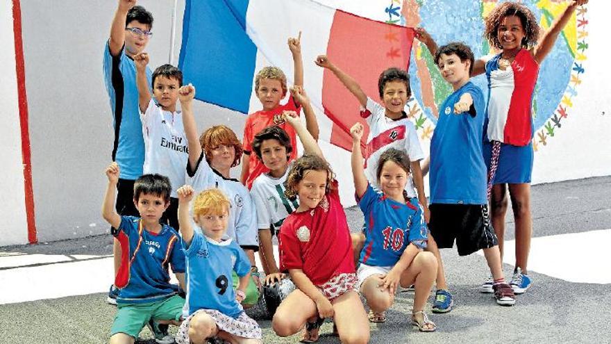 Da können sich ihre Eltern eine Scheibe abschneiden: fußballbegeisterte Schüler am Lycée Français in Palma.