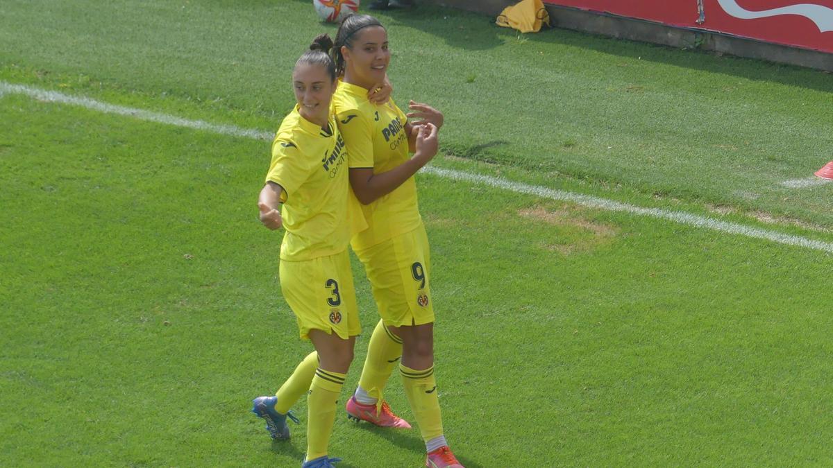 La goleadora Sheila celebra el gol de la victoria con Aixa.