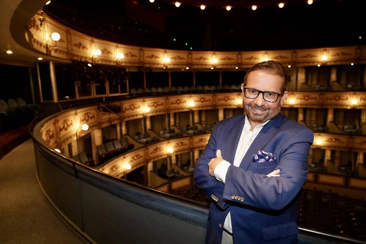 Ignacio Castillo, pregonero y periodista de La Opinión de Málaga, posa en el interior del Teatro Cervantes, donde el sábado hará el pregón de la Semana Santa 2026