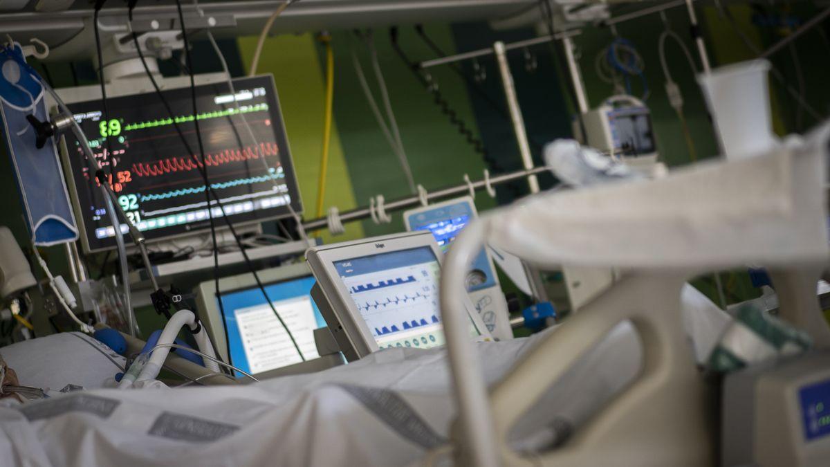 Un pacient COVID a l’UCI de l’Hospital General de València.
