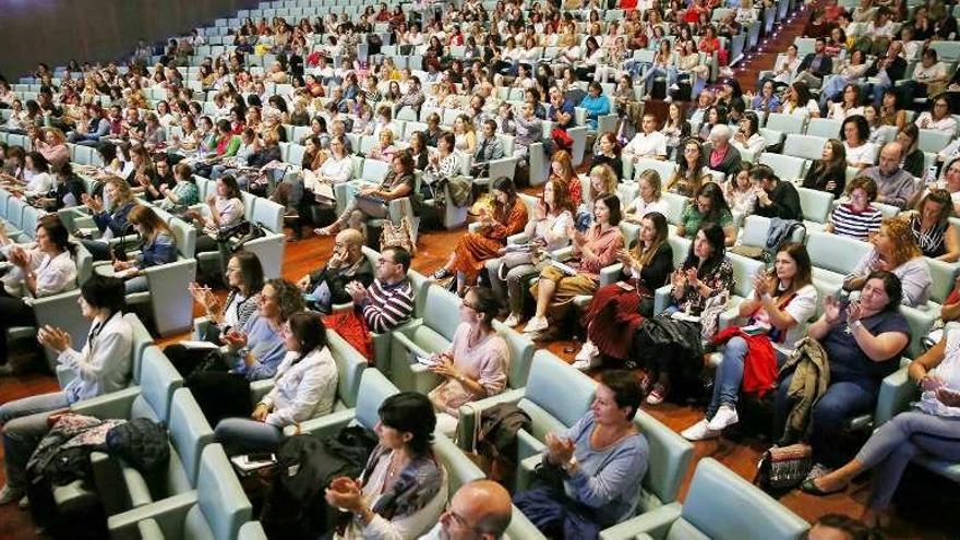 Público en la conferencia de Forés, ayer en el Mar de Vigo. // M.G. Brea