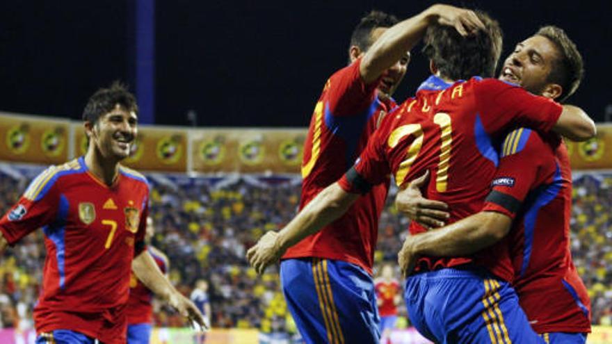 Silva celebra con Cazorla, Jordi Alba y Villa uno de los goles españoles