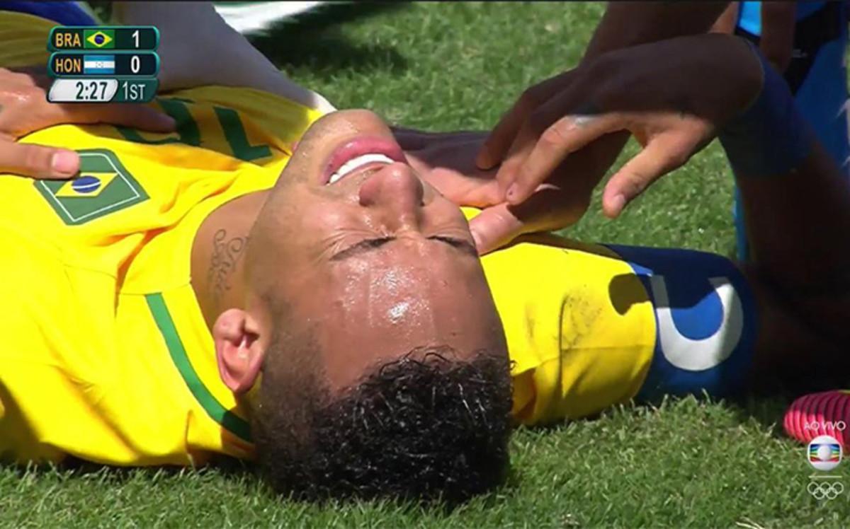 Neymar tuvo que ser atendido
