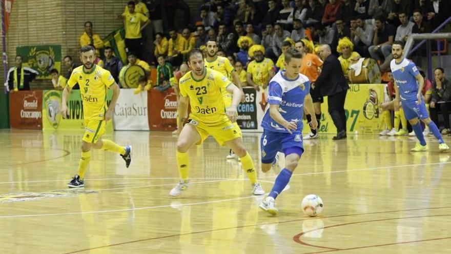 Un momento del partido entre el Jaén Paraíso y Palma Futsal.