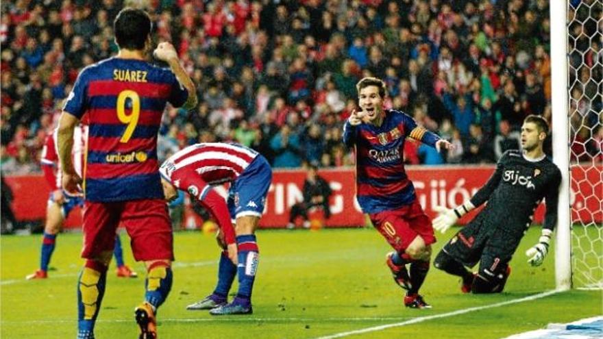 Messi celebra amb Suárez l&#039;1-2 del Barça ahir a Gijón.