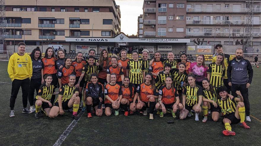 Les futbolistes del CE Navàs i del FC Montmajor van posar per a Regió7 després del vibrant duel que van protagonitzar