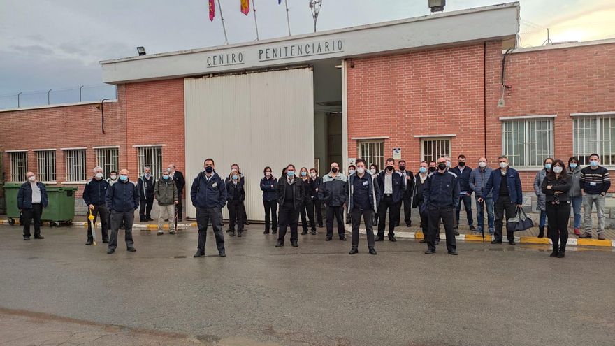 Funcionarios de prisiones se concentran en apoyo al compañero agredido por un preso