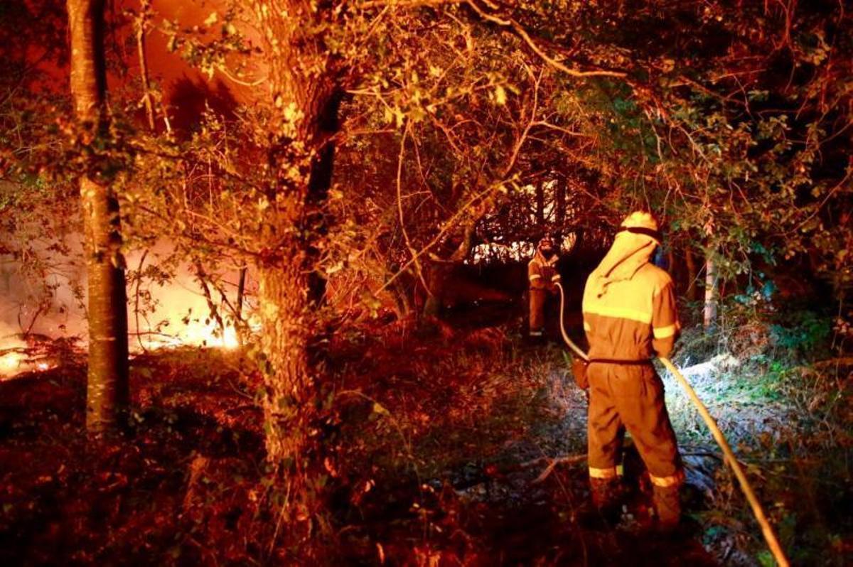 Actuación de los servicios de extinción en Cristimil, Lalín.