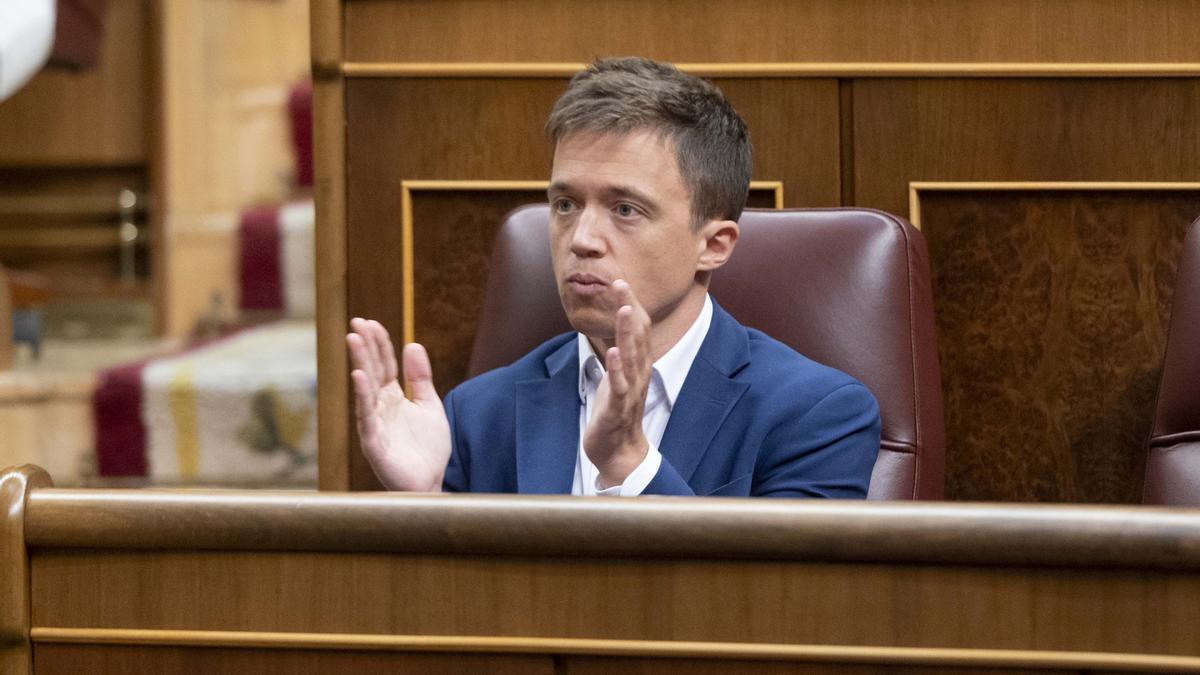 Archivo - El exportavoz de Sumar, Iñigo Errejón, aplaudiendo en una sesión plenaria