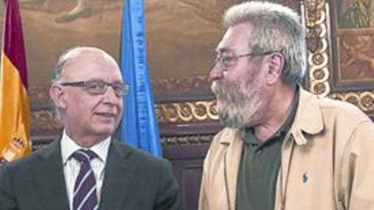 Cándido Méndez en dos imágenes con 20 años de diferencia con los ministros Josep Borrell (1994, a la izquierda) y Cristóbal Montoro, este año.