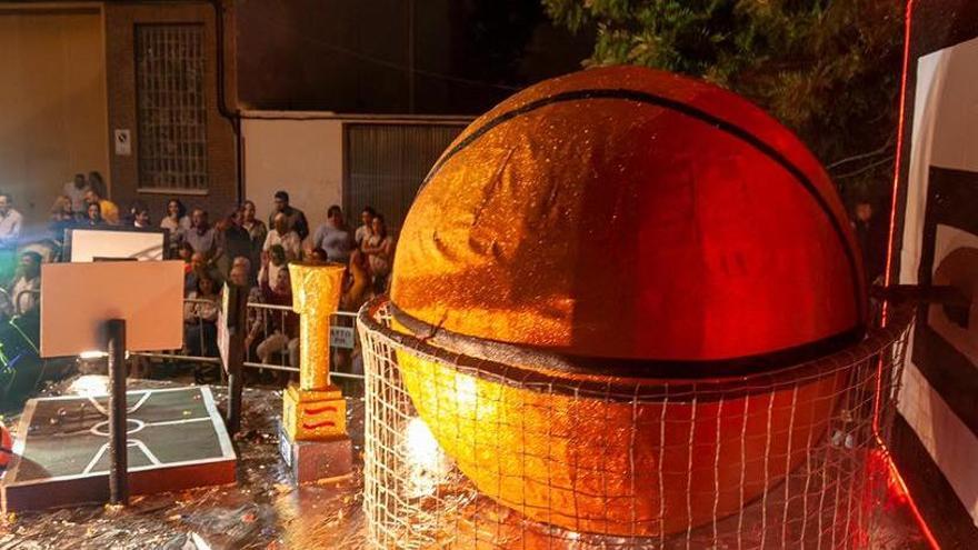 Imagen de la carroza de la peña &quot;Sin Límite&quot; que ha obtenido el primer premio del concurso de carrozas con &quot;Baloncesto&quot;