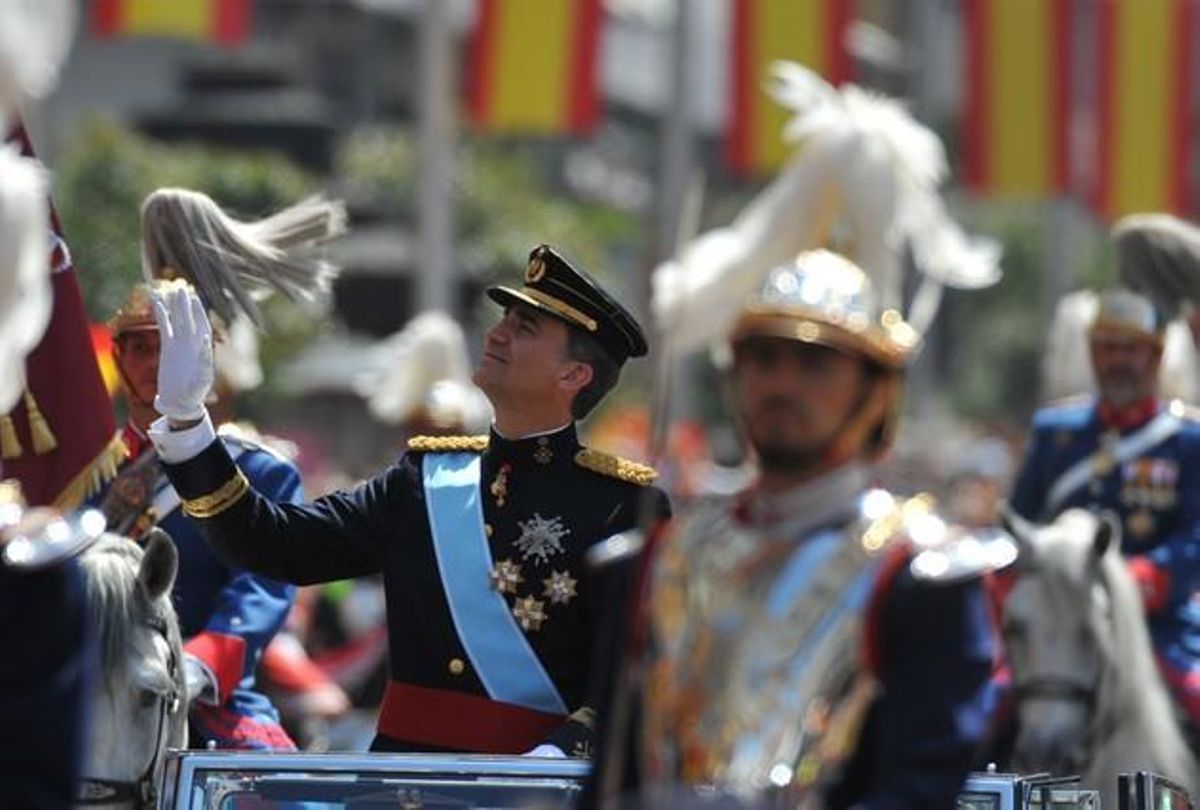 Felip VI saluda al seu pas pels carrers de Madrid, abans d’arribar al Palau Reial.    