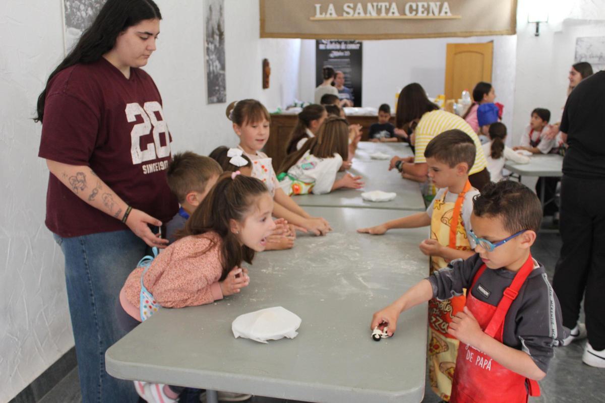 El taller de elaboración de monas de Pascua se ha realizado en la sede de la cofradía de la Santa Cena de Crevillent