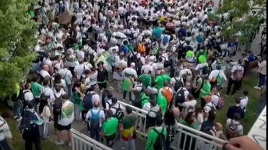 La afición del Elche CF calienta motores antes del partido en La Coruña
