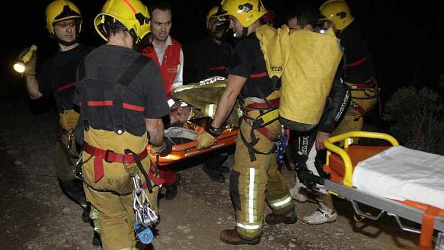 Una pareja sobrevive tras precipitarse su coche desde 300 metros en la Carrasqueta