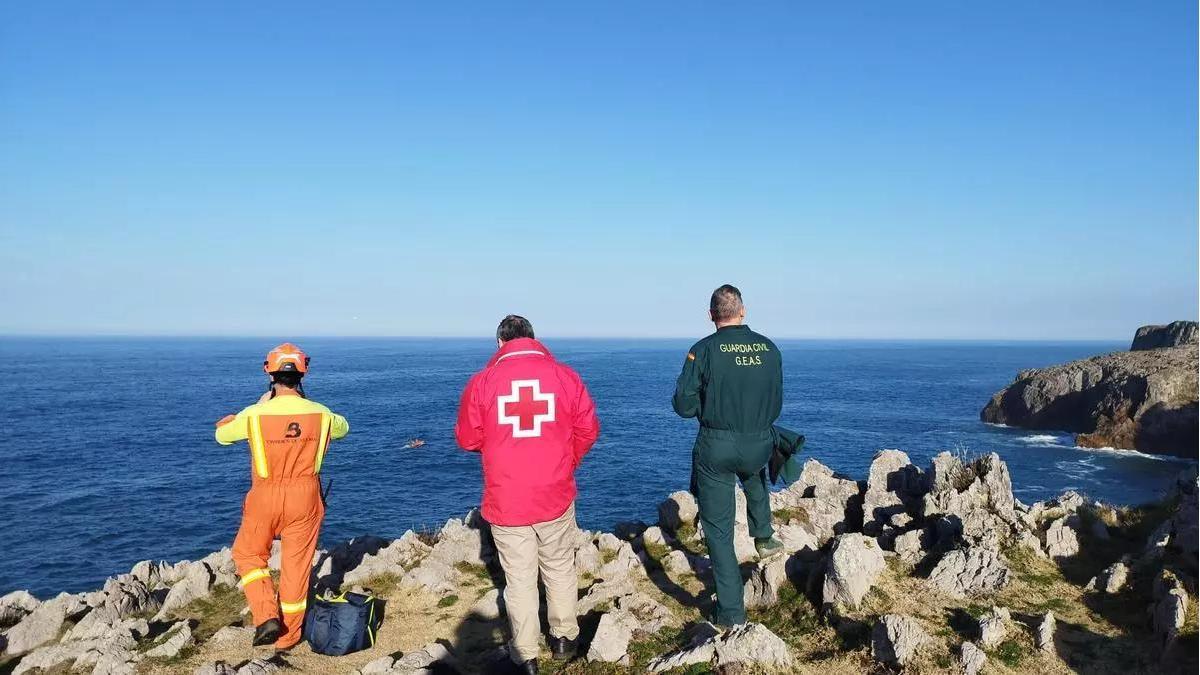 Efectivos desplegados para localizar a un hombre desaparecido en el mar junto a los acantilados de Santiuste, en Llanes, el pasado mes de enero.