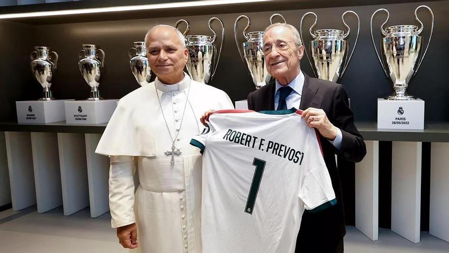 El Papa posa junto a Florentino Pérez con la camis