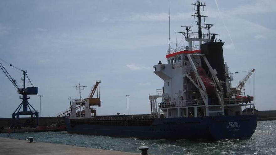 El carguero &#039;Bouga&#039;, en plenas maniobras de atraque en el Port d&#039;Alcúdia.