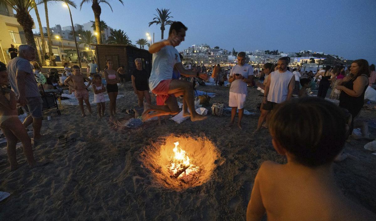 Ibiza salta al verano en la Nit de Sant Joan