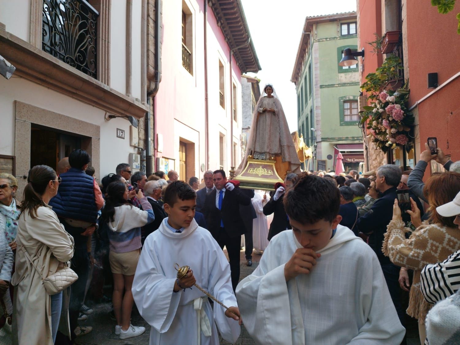 Emocionante procesión del Santo Encuentro en Llanes