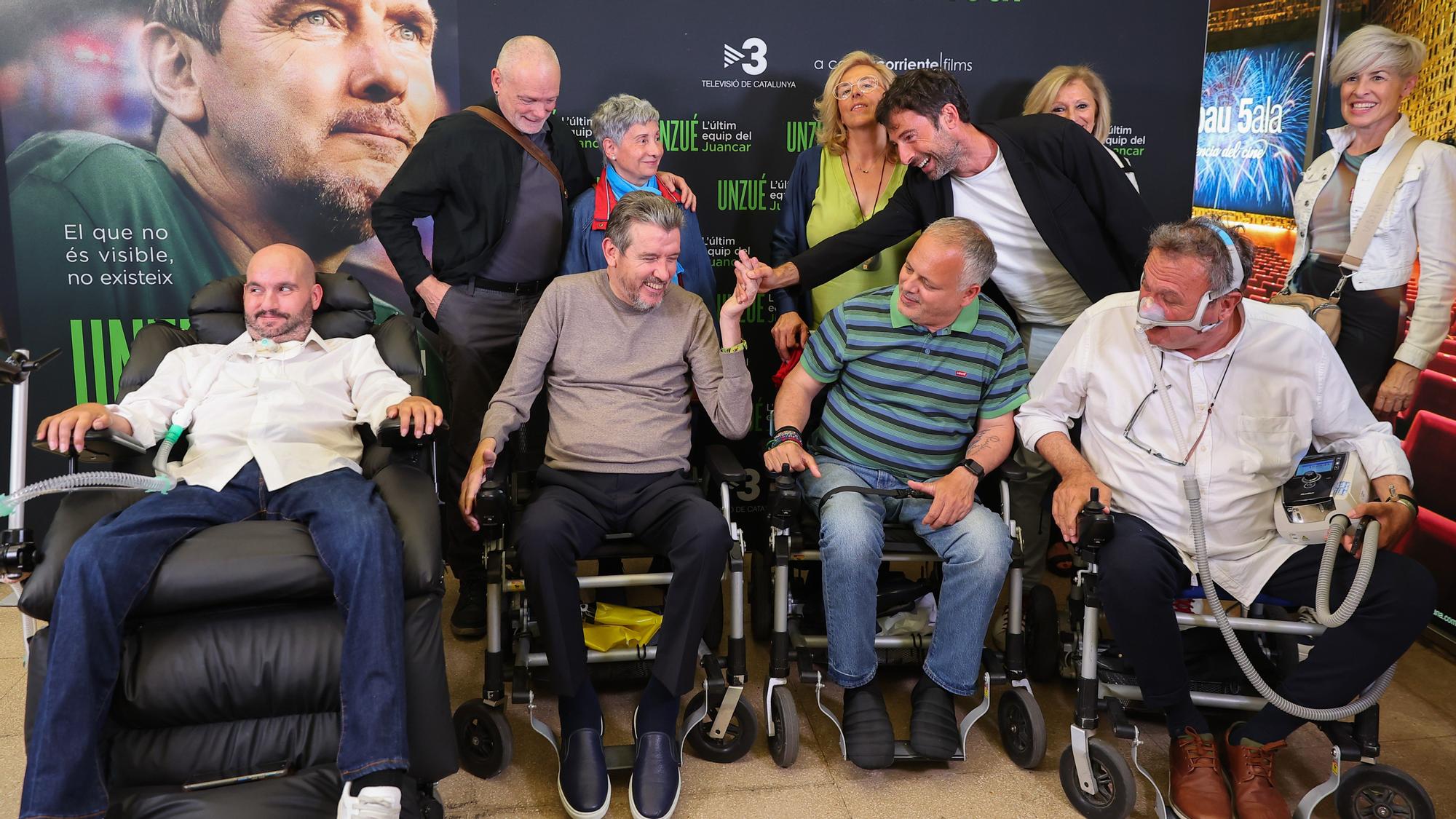 Juan Carlos Unzué, con algunos de los miembros de su equipo, en el estreno del documental