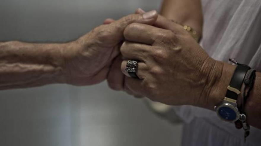 Un paciente de alzhéimer realiza una terapia en el centro que tiene la Asociación de Enfermos de Alzhéimer (AFA) en Alicante.