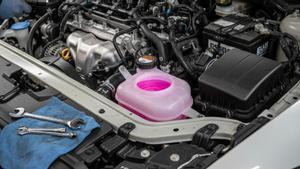 Líquido anticongelante o refrigerante en el vaso de expansión