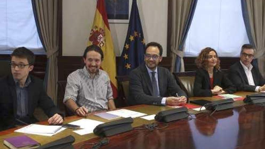 Los equipos negociadores de PSOE, Podemos e Ciudadanos en un último intento de llegar a un acuerdo para evitar la repetición de elecciones.