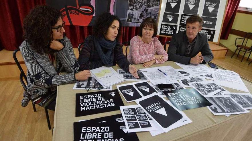 La concejala de Igualdad presenta la campaña junto a trabajadoras del CIM y AC Virxe da Renda.  // G.S.