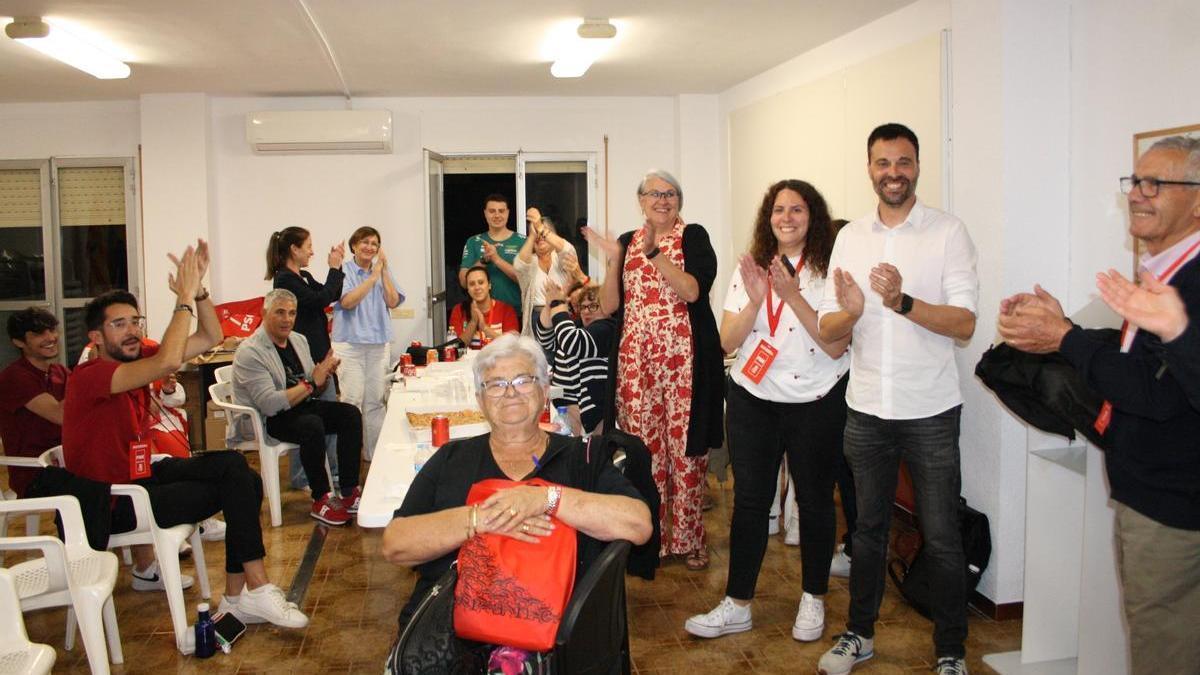 La familia socialista de Vinaròs ha celebrado unida la victoria este domingo por la noche.