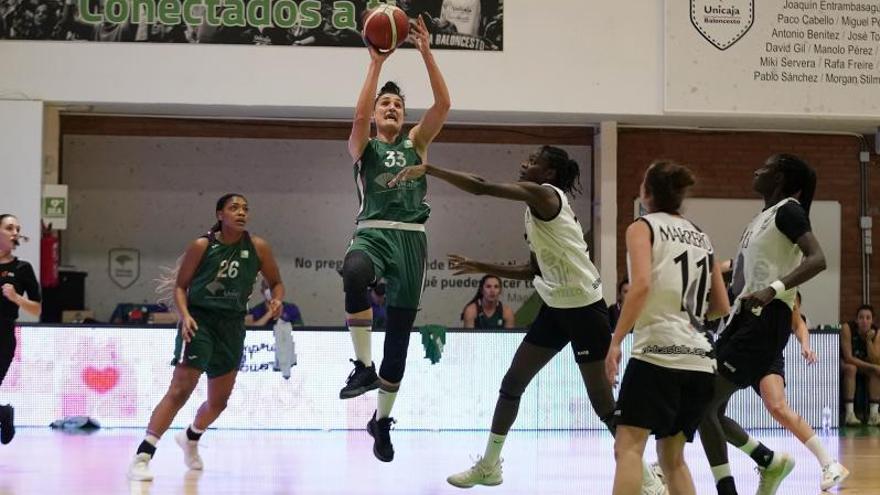 La montenegrina Ana Pocek lanza a canasta en el encuentro de ayer. | UNICAJAB/FOTOPRESS