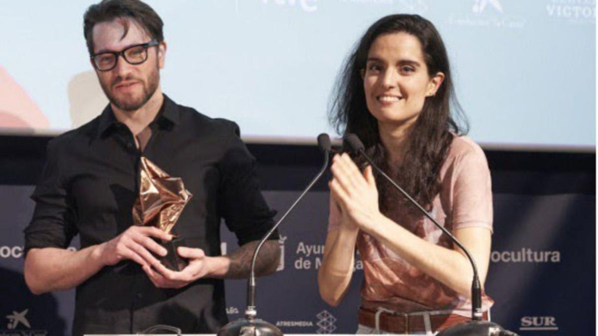 Fernando Tato y Ángela Andrada, al recibir el premio de guion de la Sociedad General de Autores.   | // EUROPA PRESS