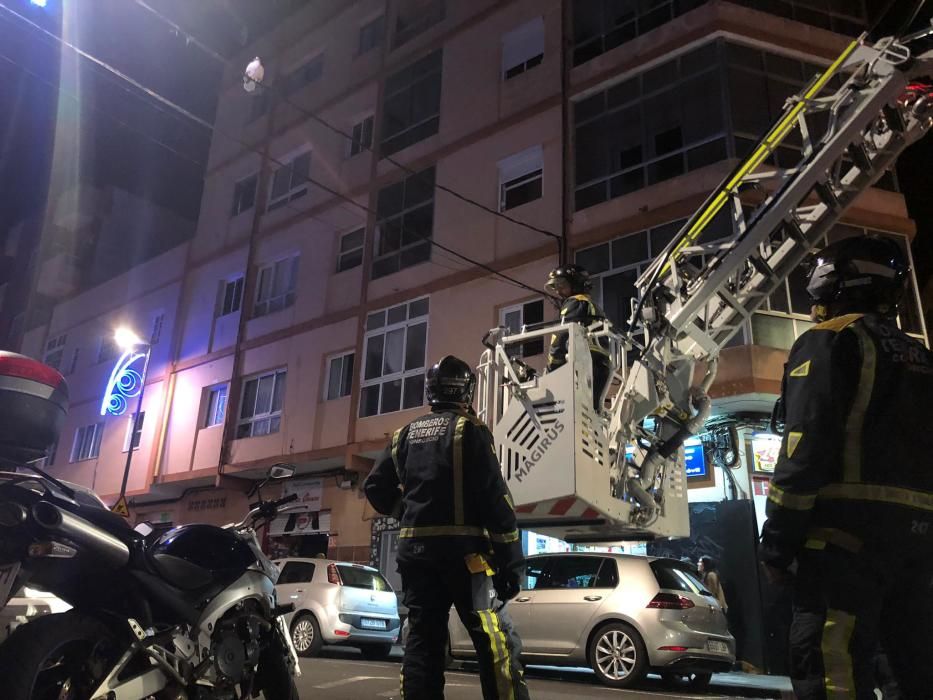 El pato evita ser capturado por el bombero