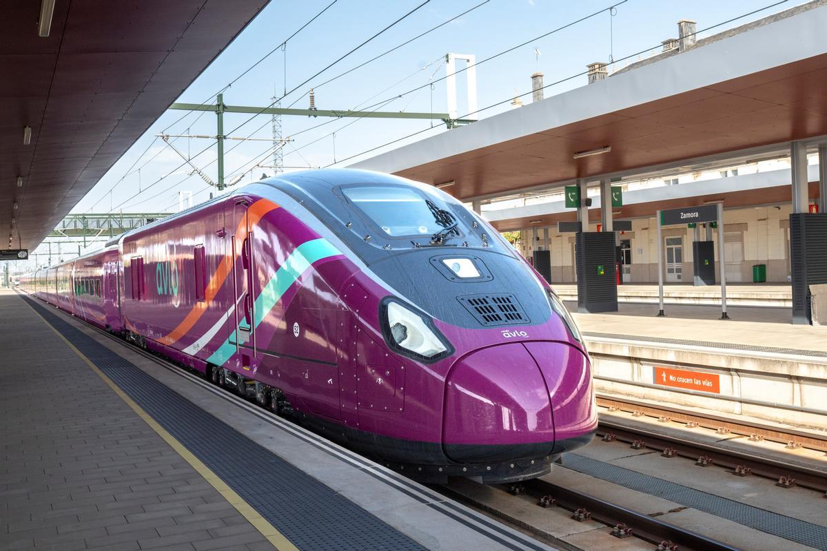 El tren Avlo, en pruebas en la estación de Zamora