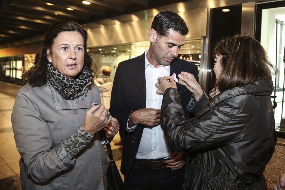 Fernando Hierro participa en un acto contra en cáncer de mama