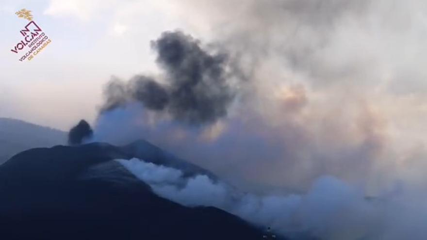 Erupción este viernes del volcán de La Palma vista El Paso