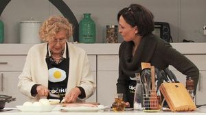 Manuela Carmena passa pel canal de cuina.