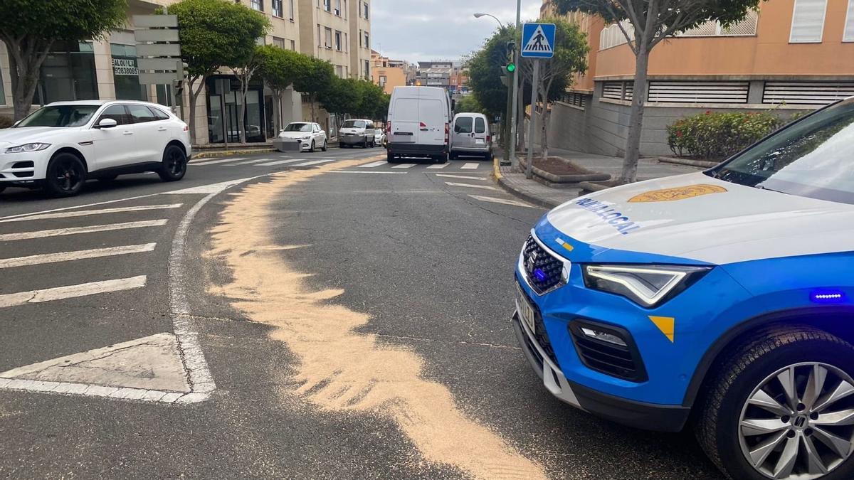 Imagen del vertido de aceite del camión averiado en una calle del barrio de Siete Palmas, en Las Palmas de Gran Canaria.