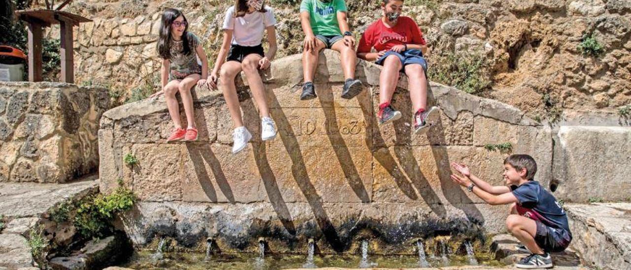 Vera y Claudia junto a tres niños en la Fuente Vieja de Ademuz.