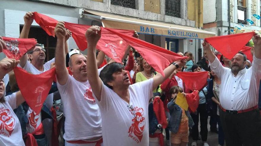 Los asistentes a los &quot;sanfermines&quot; de Infiesto entonan el &quot;Pobre de mí&quot; en la calle del Quesu.