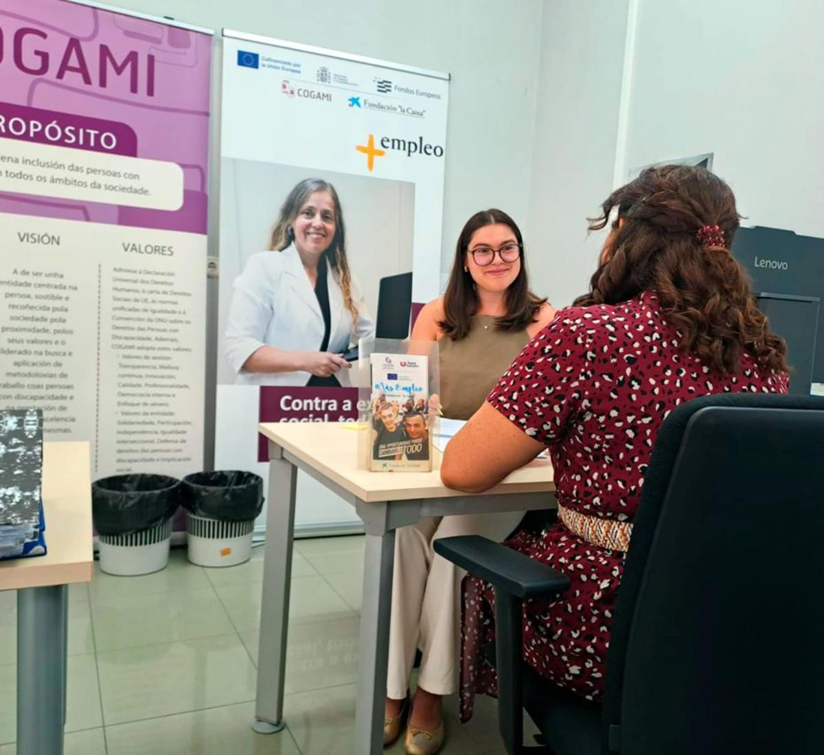 Una técnica de Cogami atiende a una usuaria. | JOSÉ ANTEPAZO