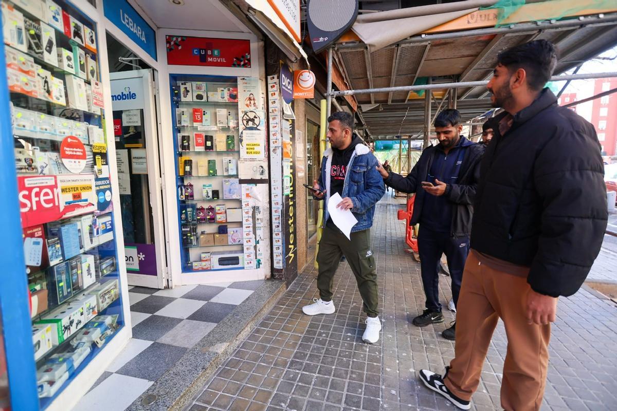Un grupo de inmigrantes accede al locutorio para fotocopiarse documentación, ayer por la mañana.