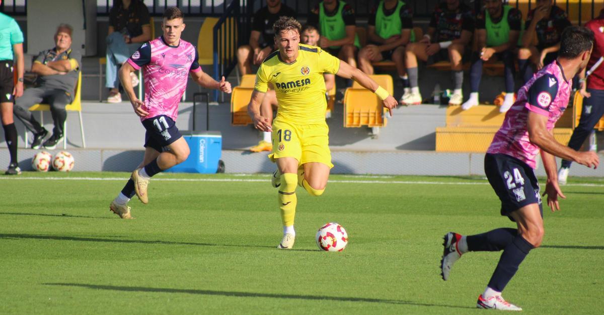 Pau Cabanes sube un balón desde el centro del campo a la frontal del área visitante.