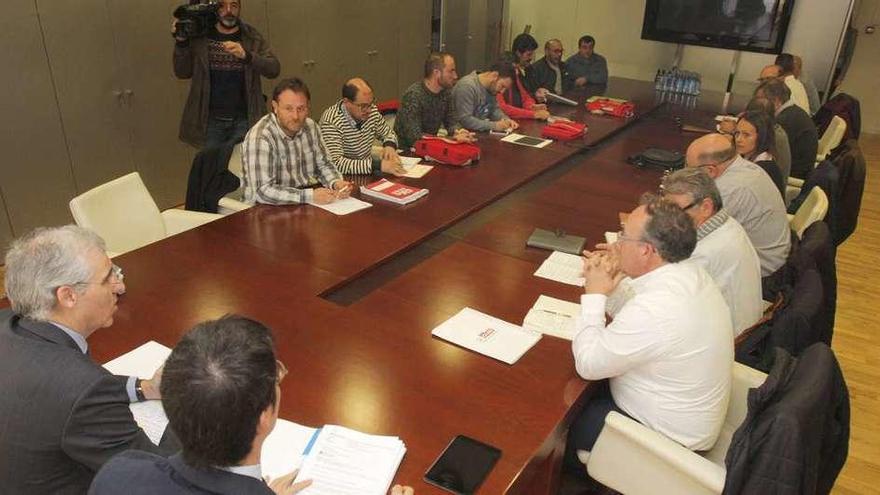 Los representantes sindicales de Ferroatlántica, en una reunión con el conselleiro de Industria.