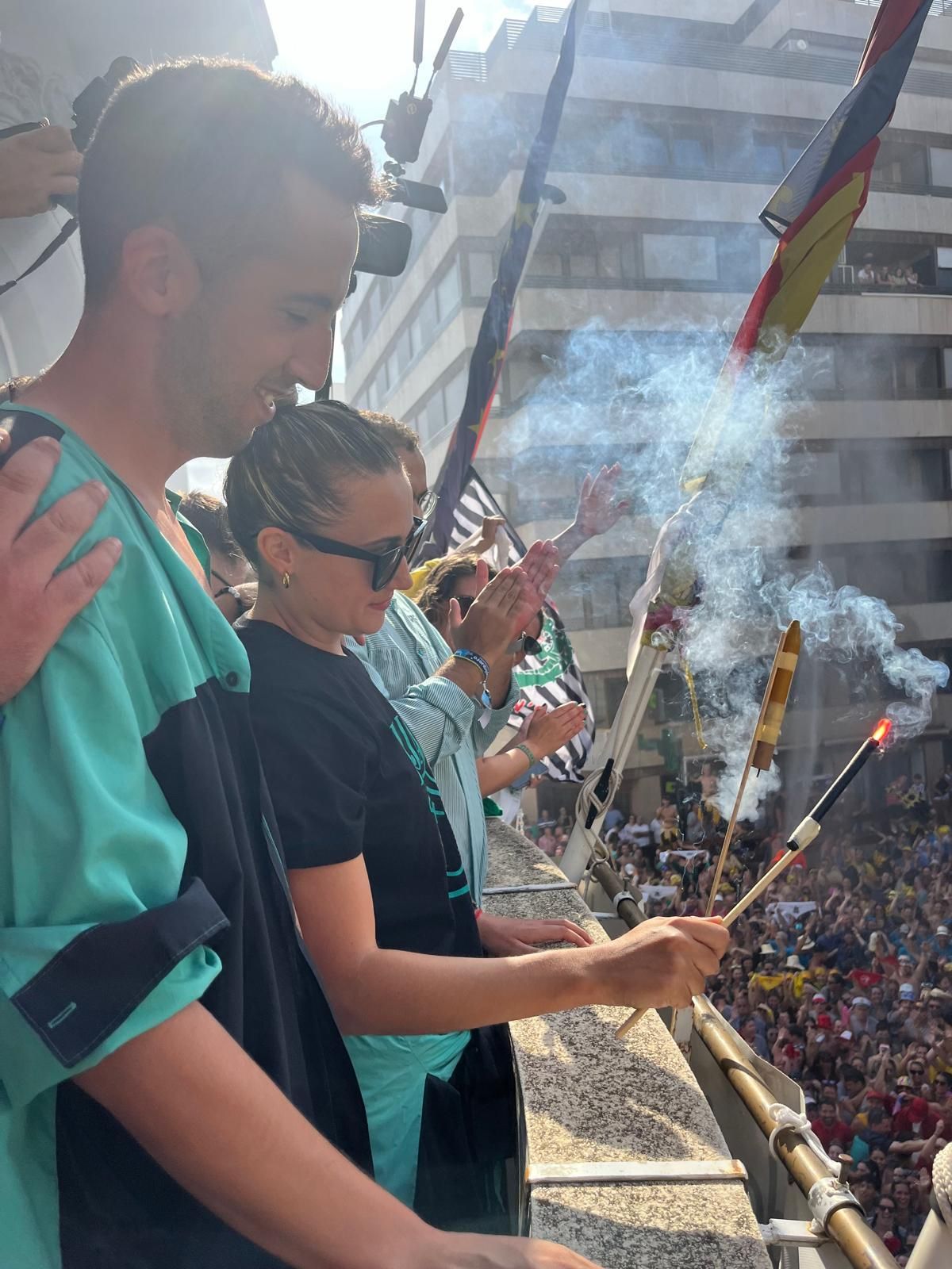La alcaldesa, Tania Baños, y el presidente de les Penyéctoes, Hré Bermúdez, en el momento del disparo del 'Xupinasso'.
