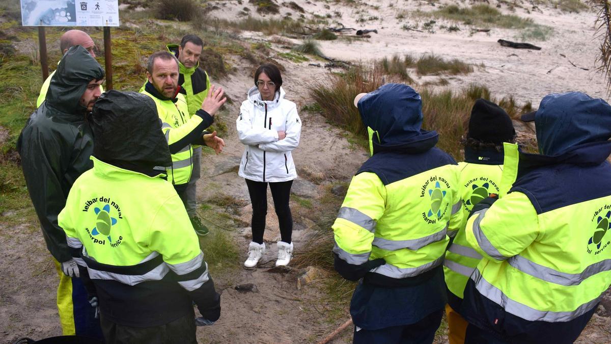 El operativo de limpieza de Muros comenzó a trabajar este martes para retirar el vertido de pellets de sus playas.