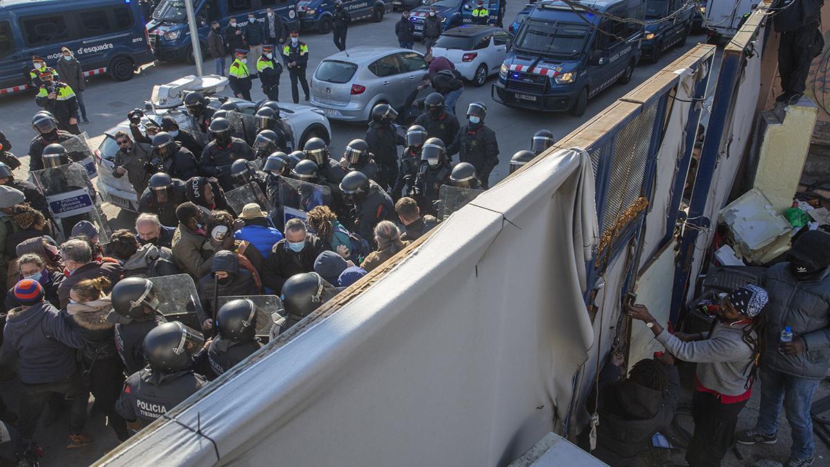 Els Mossos desallotgen un centenar de persones a Badalona en ple hivern