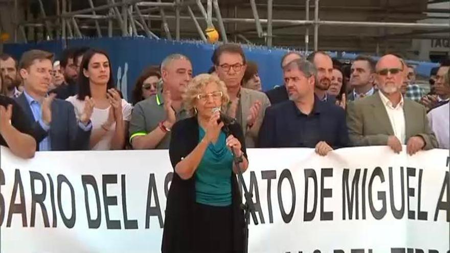 Abucheos a Carmena en el acto por Miguel Ángel Blanco en el Ayuntamiento