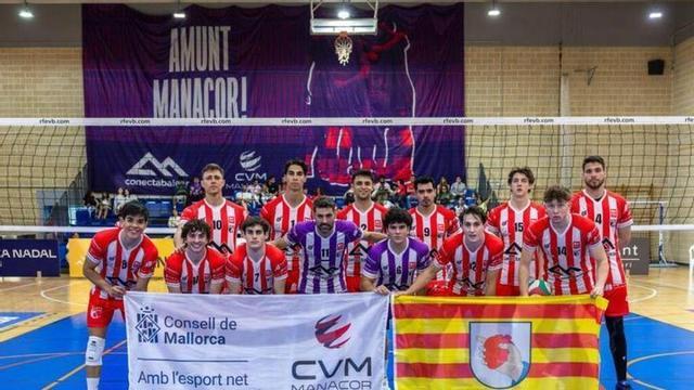 Los jugadores del conjunto manacorí posan durante un partido la temporada pasada.