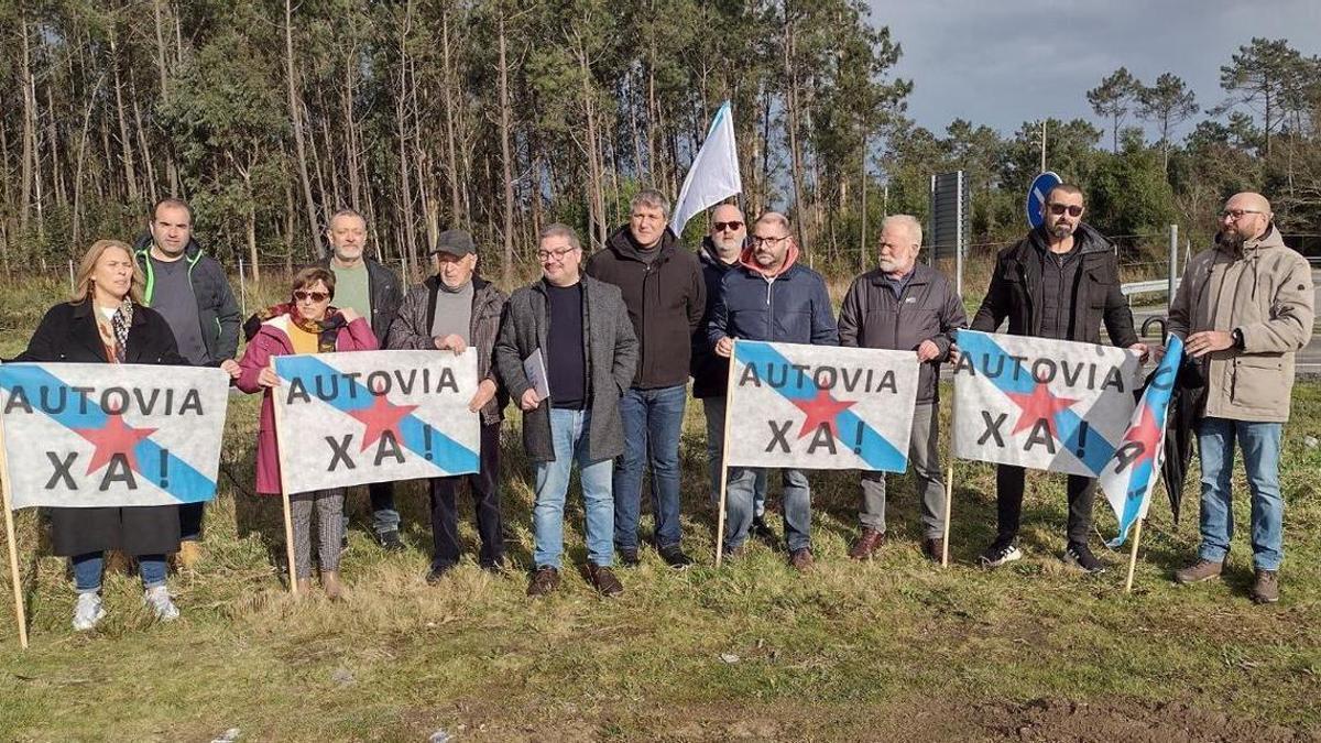 Representantes do BNG reclamando a ampliación da autovía.